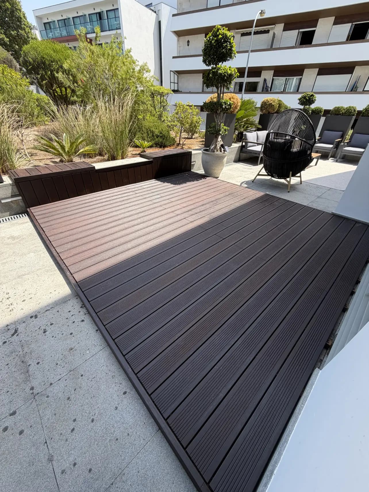 Deck em madeira integrado num espaço exterior ajardinado pela Arawood Garden.