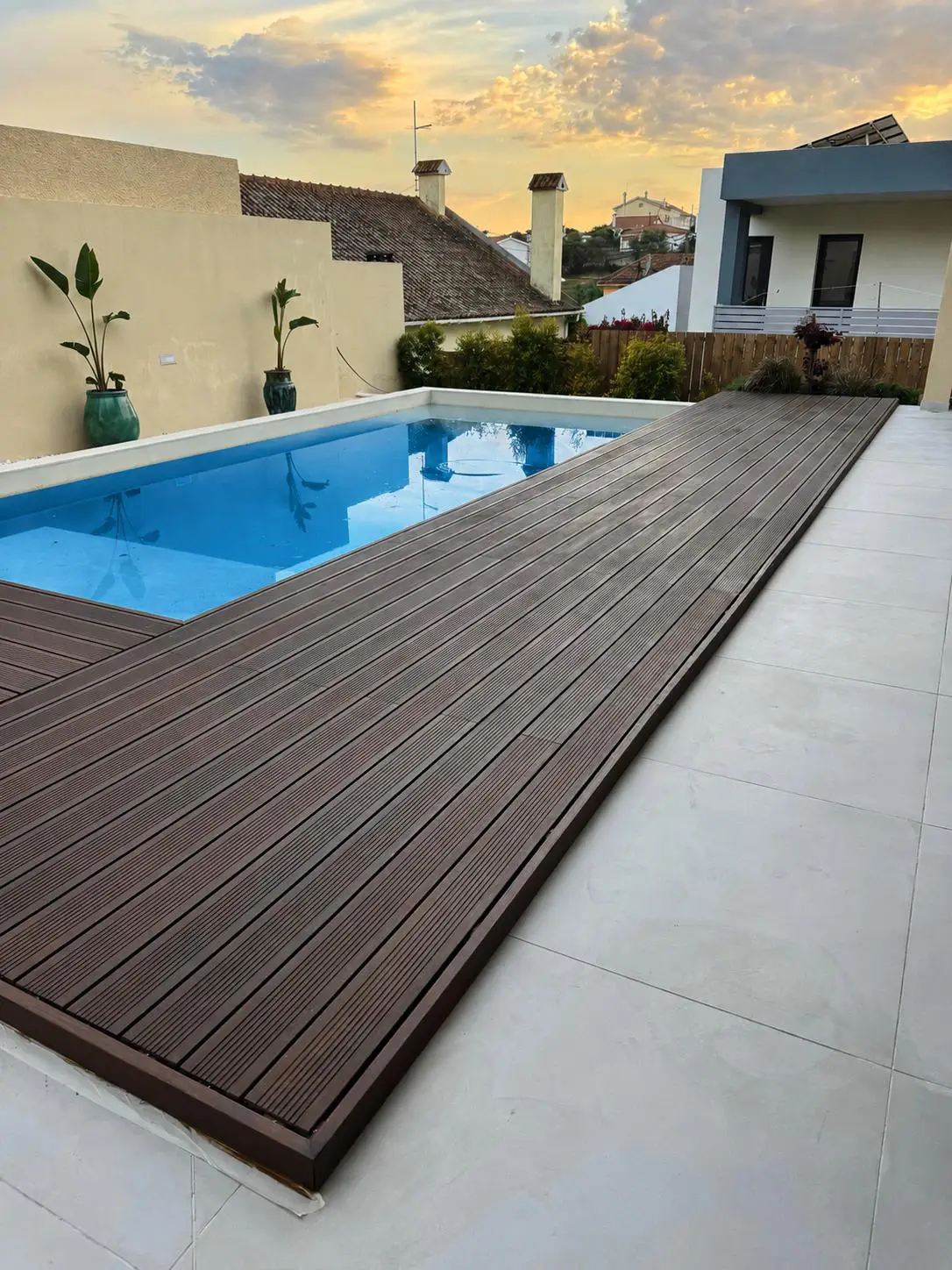Deck junto à piscina executado pela Arawood Garden.