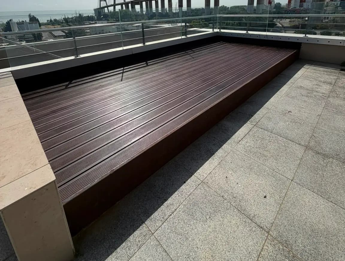 Deck em madeira num terraço com vista panorâmica, executado pela Arawood Garden.