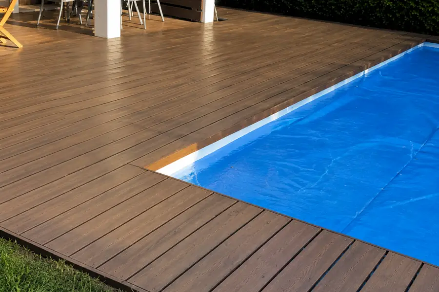 Deck em madeira junto à piscina após trabalho de reparação e revitalização realizado pela Arawood Garden.