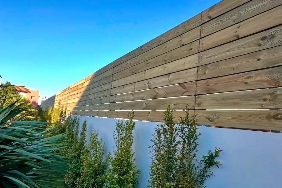 Vedação horizontal em madeira integrada num jardim, executada pela Arawood Garden